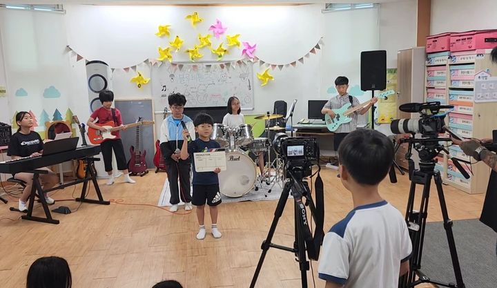 [화순=뉴시스] 올해 전남형 작은학교 특성화 모델학교로 선정된 청풍초의 영화프로젝트 학습. (사진 = 전남교육청 제공). 2025.04.25. photo@newsis.com *재판매 및 DB 금지