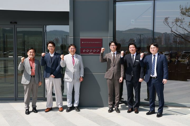 [서울=뉴시스] 롯데호텔앤리조트 김해 가족호텔 5성 현판식. (사진=롯데호텔앤리조트) 2025.04.25. photo@newsis.com  *재판매 및 DB 금지