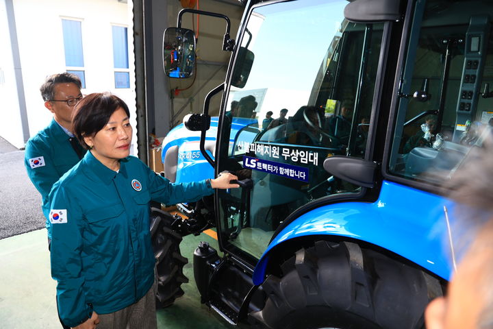 [세종=뉴시스] 송미령 농림축산식품부 장관은 25일 경북 의성군과 상주시에 있는 농기계임대사업소, 한국과수농협연합회 등을 방문해 산불 피해지역 농업인의 조속한 영농 재개를 위한 대책 추진 상황을 점검했다. (사진=농식품부 제공) 2025.04.25. photo@newsis.com *재판매 및 DB 금지