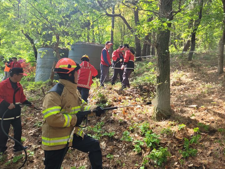 [대구=뉴시스] 대구 수성소방서는 석가탄신일 대비 합동 소방 훈련을 실시했다. (사진 = 대구 수성소방서 제공) 2025.04.25. photo@newsis.com *재판매 및 DB 금지