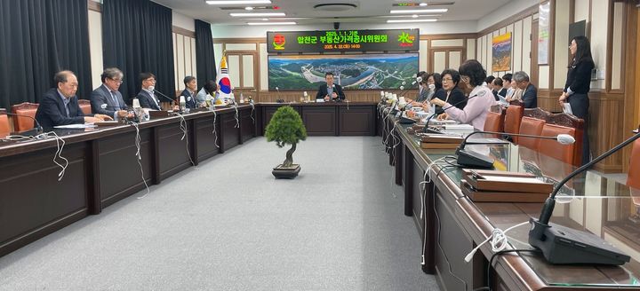 [합천=뉴시스] 합천군, 부동산 가격 공시위원회 (사진=합천군 제공) 2025. 04. 25. photo@newsis.com *재판매 및 DB 금지