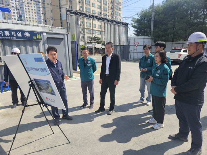 [합천=뉴시스] 장재혁 합천부군수,‘합천다목적체육관’건립사업 공사현장 점검 (사진=합천군 제공) 2025. 04. 25. photo@newsis.com *재판매 및 DB 금지