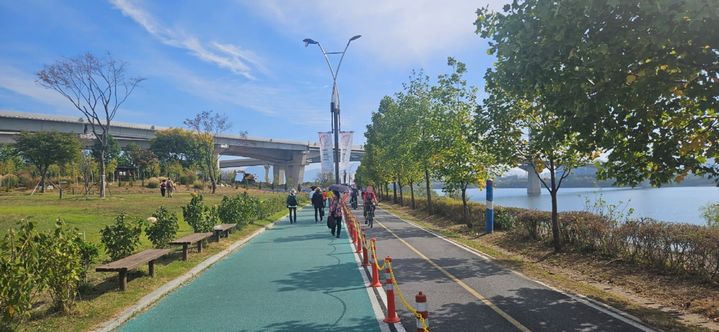 [구리=뉴시스] 유채꽃 축제장 인근 자전거도로에 설치된 차선규제봉. (사진=구리시 제공) 2025.04.25. photo@newsis.com *재판매 및 DB 금지