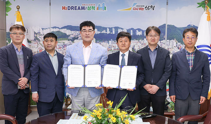 삼척시는 25일 박상수 삼척시장 등이 참석한 가운데 한국폴리텍대학 강릉캠퍼스와 ‘2025년 재취업 직업능력개발훈련’ 추진을 위한 업무협약(MOU)을 체결하고 있다.(사진=삼척시 제공) *재판매 및 DB 금지