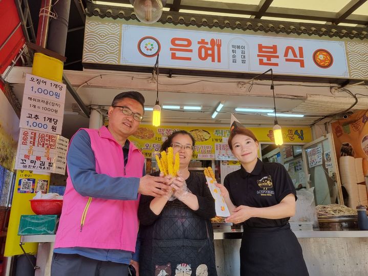 [창원=뉴시스] 강경국 기자 = 롯데리아가 지난 17일 지역 상생을 위한 '롯리단길 프로젝트' 네 번째 디저트 메뉴로 경남 창원시 진해구 진해중앙시장의 대표 간식인 은혜분식의 '쥐포튀김'을 출시한 가운데 정은혜 은혜분식 대표가 25일 쥐포튀김을 들고 있다. (사진=창원시청 제공). 2025.04.25. photo@newsis.com *재판매 및 DB 금지