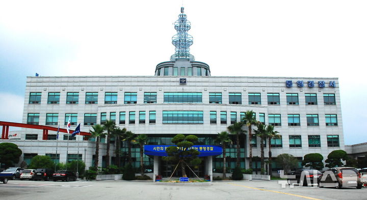 [통영=뉴시스] 신정철 기자= 통영경찰서는 지난 24일 오전 8시35분께 통영시 광도면 소재 모 조선소에서 4.5t 고소작업차를 후진하다가 차 뒤편에 있던 협력업체 소속 60대 근로자를 치어 숨지게 한 혐의(교통사고처리 특례법상 치사)로 운전사(29)를 입건해 조사 중이다.사진은 통영경찰서 전경.(사진=뉴시스DB).2025.04.25. sin@newsis.com