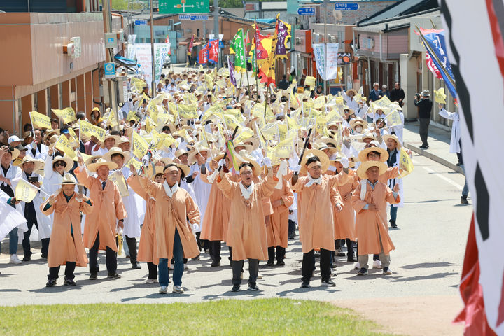 [고창=뉴시스] 25일 고창군 공으면 무장기포 일원에서 열린 제131주년 동학농민혁명 무장기포기념제, 심덕섭 군수(앞 가운데)를 비롯한 행사 참여자들이 농민군의 무장읍성 읍성을 재연하고 있다. *재판매 및 DB 금지