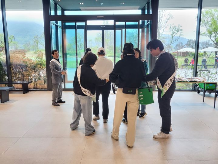 [밀양=뉴시스] 밀양물산이 에스파크 골프장에서 파머스마켓 홍보 행사를 진행하고 있다. (사진=밀양시 제공) 2025.04.25. photo@newsis.com *재판매 및 DB 금지