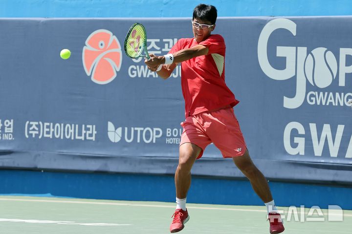 [서울=뉴시스] 테니스 정현의 2025 광주오픈 챌린저 단식 8강전 경기 모습. (사진=광주광역시테니스협회 제공) *재판매 및 DB 금지