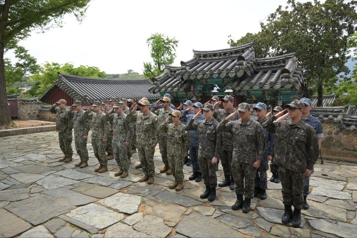 [부산=뉴시스] 해군작전사 및 주한미해군사 장병들이 충무공 탄신 480주년을 맞아 25일 경남 통영 충렬사를 방문해 경례하며 충무공의 숭고한 헌신과 희생을 기리고 있다. (사진=해군작전사 제공) 2025.04.25. photo@newsis.com  *재판매 및 DB 금지