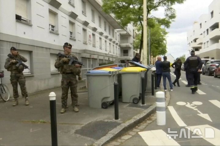 [낭트=AP/뉴시스] 24일(현지 시간) 프랑스 낭트의 한 사립 고등학교에서 15세 남학생이 학생 4명에게 흉기를 휘둘러 1명이 사망하고 3명이 다쳤다고 경찰 당국이 밝혔다. 2025.04.25. 