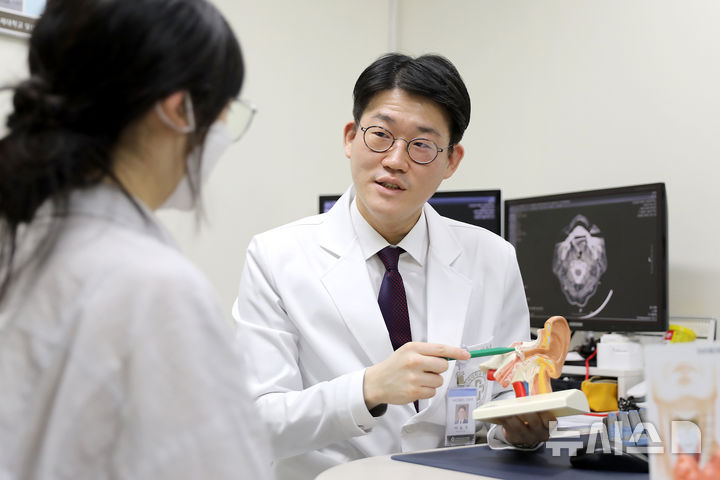 [서울=뉴시스]이승재 일산백병원 이비인후과 교수는 아이가 생후 3~4개월이 지나도 큰 소리에 놀라는 반응이 없거나 6개월 이후에도 주변 소리를 찾으려 하지 않는다면 선천성 난청을 의심할 수 있다고 설명했다. (사진= 일산백병원 제공) 2025.04.27. photo@newsis.com. 