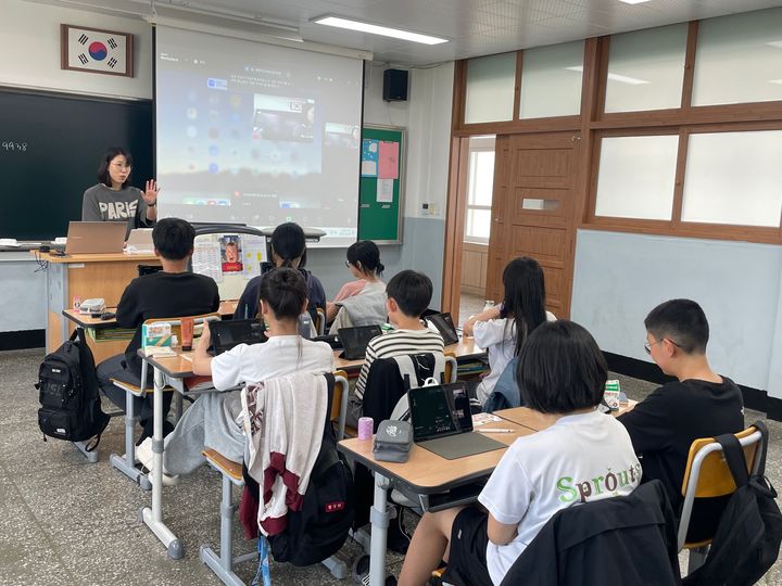 [안동=뉴시스] 25일 신녕중-영안중 원격 공동수업 광경. (사진=경북교육청 제공) 2025.04.25 photo@newsis.com *재판매 및 DB 금지