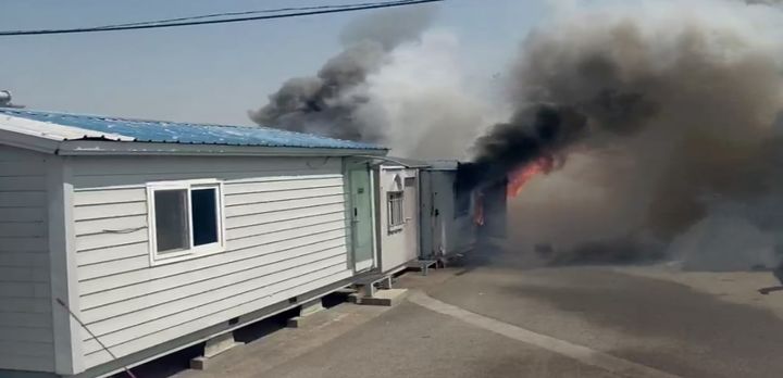 [김제=뉴시스] 25일 오전 11시28분께 전북 김제시 복죽동의 음식물 처리 컨테이너에서 불이 나 연기가 피어오르고 있다. (사진=전북도소방본부 제공) 2025.04.25. photo@newsis.com *재판매 및 DB 금지