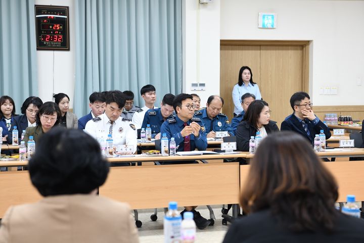 [부산=뉴시스] 부산 강서경찰서는 25일 어린이와 청소년의 안전한 교통환경 조성을 위해 민·관·학이 함께하는 간담회를 진행하고 있다. (사진=부산 강서경찰서 제공) 2025.04.25. photo@newsis.com *재판매 및 DB 금지