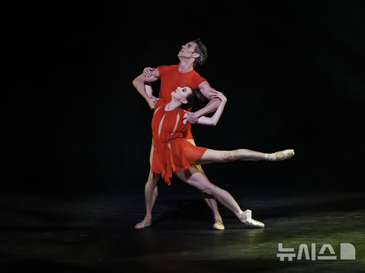 [서울=뉴시스]13년 만에 내한한 세계 최정상급 미국 국립발레단 아메리칸 발레 시어터(ABT)가 24일 저녁 서울 강남구 GS아트센터에서 갈라 공연을 펼쳤다. ABT '간판 무용수'로 세계적인 발레 스타인 이자벨라 보일스턴과 제임스 화이트사이드가 열연하고 있다. (사진=ⓒYOON6PHOTO·GS아트센터 제공)