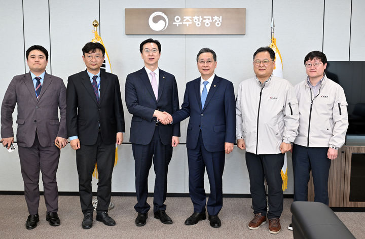 [진주=뉴시스]강민국 국회의원, 윤영빈 우주항공청장 간담회.(사진=강민국 의원실 제공).2025.04.25.photo@newsis.com *재판매 및 DB 금지