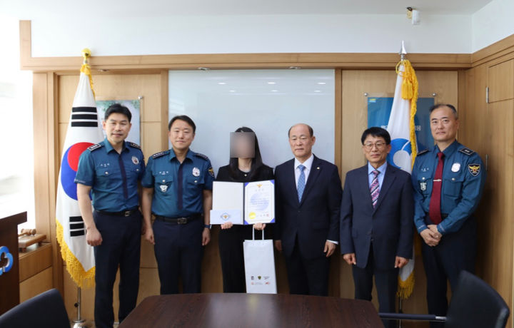 광진경찰서는 보이스피싱 범죄를 조기에 인지하고 112에 즉시 신고한 A 금융기관 직원 B씨에게 표창장과 포상금을 수여했다고 25일 밝혔다.(사진=광진경찰서 제공) *재판매 및 DB 금지