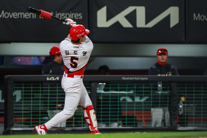 [서울=뉴시스] 프로야구 KIA 타이거즈 김도영이 25일 광주-기아 챔피언스필드에서 열린 2025 신한 쏠뱅크 KBO리그 LG 트윈스와의 경기에 4회 대타로 나서 안타를 치고 있다. (사진=KIA 타이거즈 제공) 2025.04.25.&nbsp; *재판매 및 DB 금지