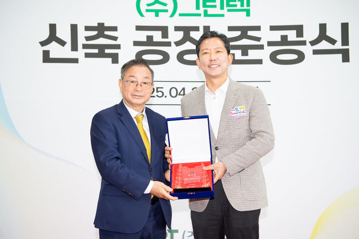 [구미=뉴시스] 이정곤(왼쪽) 대표와 김장호 시장이 협약을 체결하고 있다. (사진=구미시 제공) 2025.04.25 photo@newsis.com *재판매 및 DB 금지