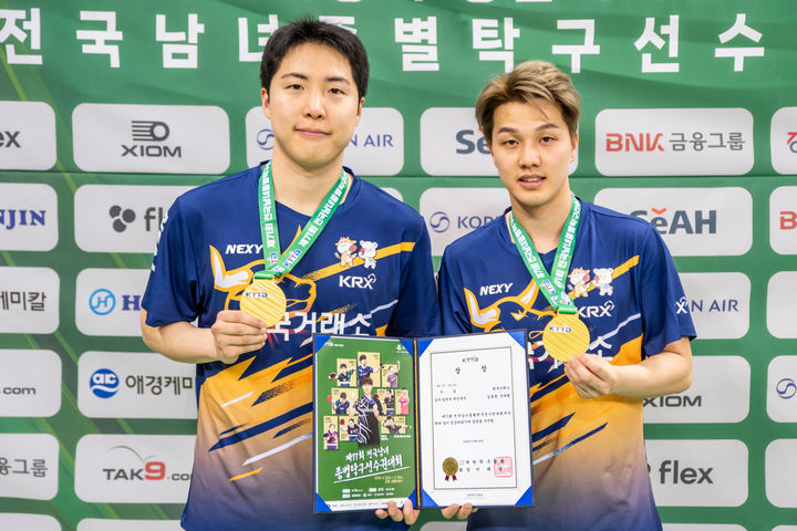 임종훈(왼쪽)-안재현(이상 한국거래소) 조가 25일 강원도 강릉아레나에서 열린 대회 남자일반부 복식 결승전에서 박강현-우형규(이상 미래에셋증권) 조를 3-0(13-11 11-7 11-6)으로 완파하고 우승을 차지했다. 2025.04.25. (사진=대한탁구협회 제공) *재판매 및 DB 금지