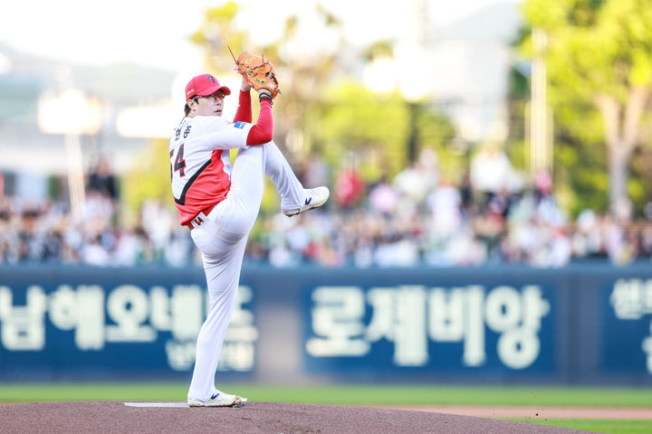 [서울=뉴시스] 프로야구 KIA 타이거즈 양현종이 25일 광주-기아 챔피언스필드에서 열린 2025 신한 쏠뱅크 KBO리그 LG 트윈스와의 경기에 선발 등판해 공을 던지고 있다. (사진=KIA 타이거즈 제공) 2025.04.25. *재판매 및 DB 금지