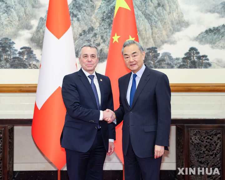 [베이징=신화/뉴시스] 왕이 중국 공산당 중앙정치국 위원 겸 외교부장(오른쪽)이 24일 베이징에서 이그나치오 카시스 스위스 연방 외무장관과 회담하면서 악수하고 있다. 2025.04.25