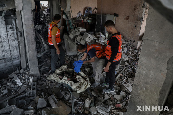 [가자시티=신화/뉴시스] 가자지구 가자시티에서 구조대원들이 4월 24일 이스라엘의 공습으로 파괴된 주거용 건물을 살펴보고 있다. 팔레스타인 민방위 당국은 가자지구 전역에서 26일의 이스라엘 공습으로 최소 34명의 팔레스타인인이 사망했다고 밝혔다. 2025.04.27.