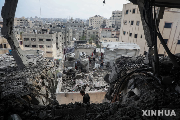 [가자시티=신화/뉴시스] 4월 24일 가자지구 가자시티에서 팔레스타인 주민들이 이스라엘의 공습으로 파괴된 주거용 건물을 살펴보고 있다. 팔레스타인 민방위 당국은 26일에도 가자지구 전역에서 이스라엘 공습으로 최소 34명의 팔레스타인민간인이 사망했다고 밝혔다. 2025.04.27.