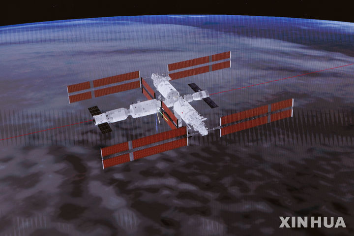 [베이징=신화/뉴시스] 지구로 귀환할 예정이었던 중국의 유인우주선 '선저우(神舟) 20호'의 귀환 일정이 연기됐다고 5일 중국 관영 신화통신이 보도했다. 사진은 지난 4월 24일 발사한 유인우주선 선저우 20호가 중국 우주정거장 톈궁과 도킹하는 모습을 보여주는 시뮬레이션 이미지. 2025.11.05 