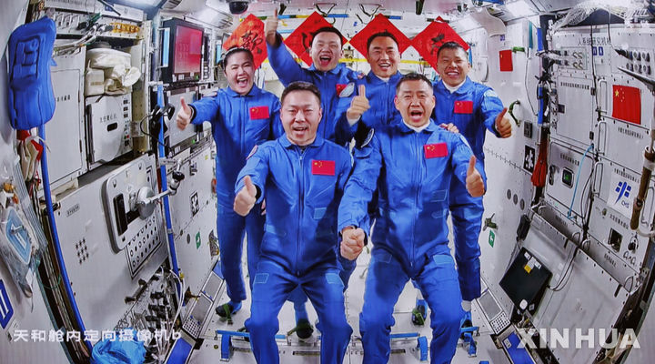[베이징=신화/뉴시스] 중국이 24일 발사한 유인 우주선 선저우 20호가 중국 우주정거장 톈궁과 도킹에 성공하면서 선저우19호와 20호 우주인들이 합류했다. 25일 6명의 중국 우주인이 톈궁에서 단체 사진을 촬영하는 모습. 2025.04.25