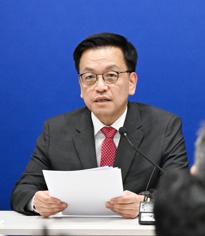 [서울=뉴시스] 최상목 부총리 겸 기획재정부 장관이 24일(현지 시간) 미국 워싱턴D.C. 주미대사관에서 한-미 2+2 통상협의(Trade Consultation) 관련 합동브리핑을 하고 있다. (사진=기획재정부 제공) 2025.04.25. photo@newsis.com *재판매 및 DB 금지