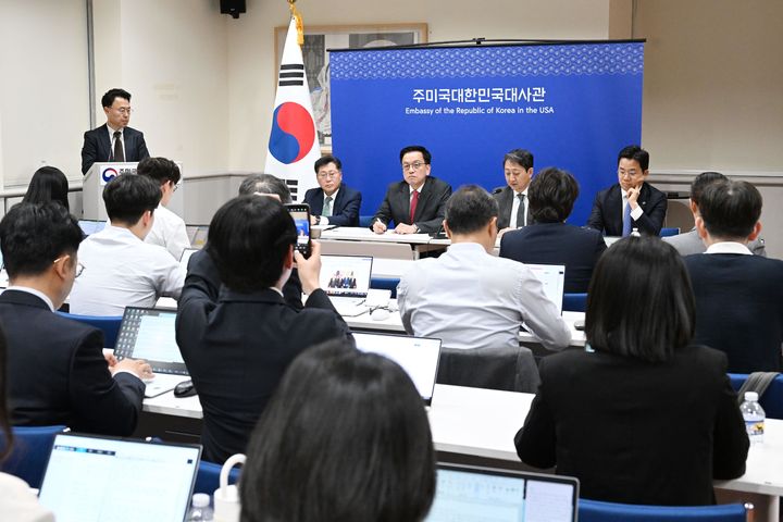 [서울=뉴시스] 최상목 부총리 겸 기획재정부 장관이 24일(현지 시간) 미국 워싱턴D.C. 주미대사관에서 안덕근 산업통상자원부 장관과 함께 한-미 2+2 통상협의(Trade Consultation) 관련 합동브리핑을 하고 있다. (사진=기획재정부 제공) 2025.04.25. photo@newsis.com *재판매 및 DB 금지