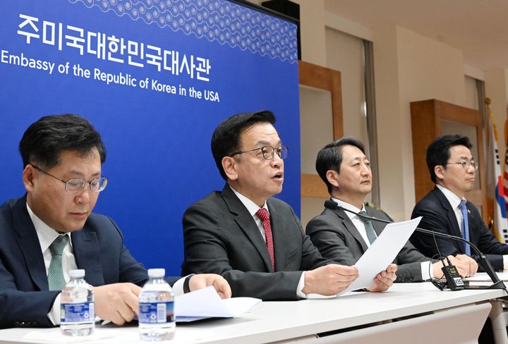 [서울=뉴시스] 최상목 부총리 겸 기획재정부 장관이 24일(현지 시간) 미국 워싱턴D.C. 주미대사관에서 안덕근 산업통상자원부 장관과 함께 한-미 2+2 통상협의(Trade Consultation) 관련 합동브리핑을 하고 있다. (사진=기획재정부 제공) 2025.04.25. photo@newsis.com *재판매 및 DB 금지