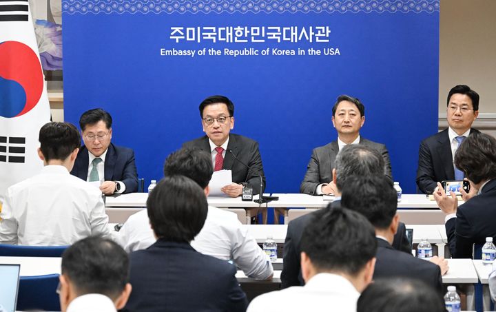[서울=뉴시스] 최상목 부총리 겸 기획재정부 장관이 24일(현지 시간) 미국 워싱턴D.C. 주미대사관에서 안덕근 산업통상자원부 장관과 함께 한-미 2+2 통상협의(Trade Consultation) 관련 합동브리핑을 하고 있다. (사진=기획재정부 제공) 2025.04.25. photo@newsis.com *재판매 및 DB 금지
