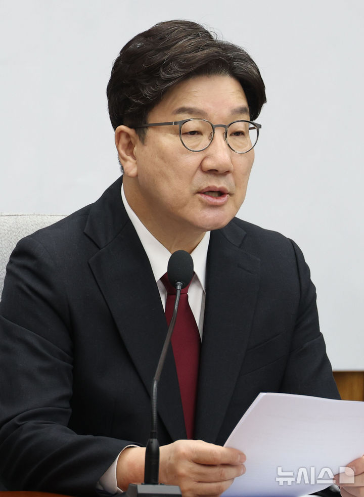 [서울=뉴시스] 조성봉 기자 = 권성동 국민의힘 원내대표가 25일 오전 서울 여의도 국회에서 열린 원내대책회의에서 발언을 하고 있다. 2025.04.25. suncho21@newsis.com