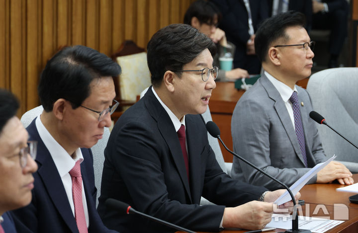 [서울=뉴시스] 조성봉 기자 = 권성동 국민의힘 원내대표가 지난 25일 오전 서울 여의도 국회에서 열린 원내대책회의에서 발언을 하고 있다. 2025.04.25. suncho21@newsis.com