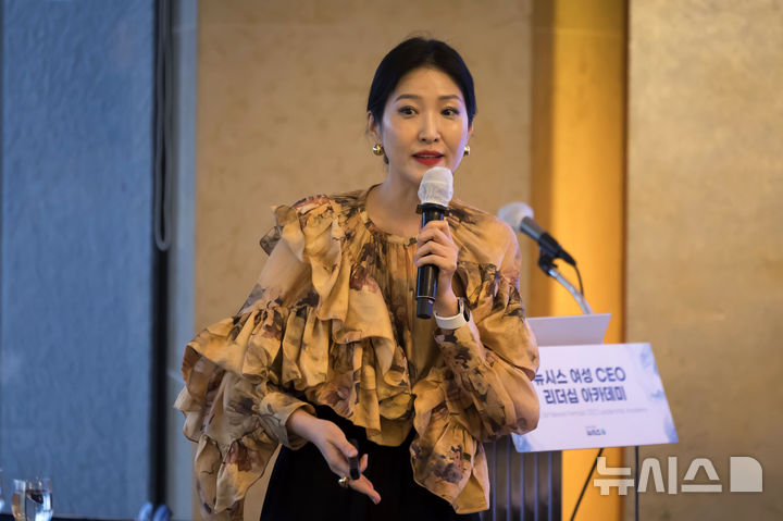 [서울=뉴시스] 김선웅 기자 = 손이천 K옥션 수석경매사가 24일 서울 중구 롯데호텔서울에서 열린 2025 제1기 뉴시스 여성 CEO 리더십 아카데미에서 '리더를 위한 미술시장 인사이트 : 미술품의 가치와 아트 컬렉팅의 매력'을 주제로 강연을 하고 있다. 2025.04.24. mangusta@newsis.com