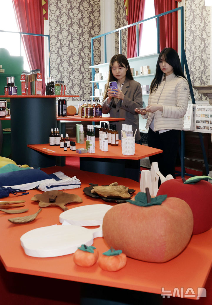 [서울=뉴시스] 최동준 기자 = 25일 서울 중구 문화역서울284에서 '서울백화점 Local to Seoul 100 Diaries' 전시가 열리고 있다.문화체육관광부와 한국공예·디자인문화진흥원이 구 서울역 개장 100주년을 기념해 마련한 이번 전시는 전국 각지의 생활문화 브랜드 100여 개를 한자리에 모아 지역 고유의 맛, 멋, 놀이 문화를 체험할 수 있도록 기획됐다. 2025.04.25. photocdj@newsis.com