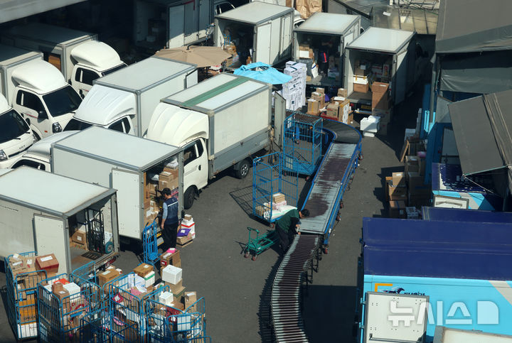 [서울=뉴시스] 이영환 기자 = 사진은 지난 4월 25일 서울의 한 한진택배 택배센터가 보이고 있는 모습. 2025.04.25. 20hwan@newsis.com