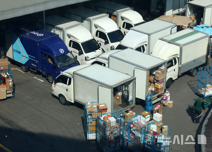[서울=뉴시스] 이영환 기자 = 지난 4월 25일 서울의 한 한진택배 택배센터가 보이고 있는 모습. 2025.04.25. 20hwan@newsis.com