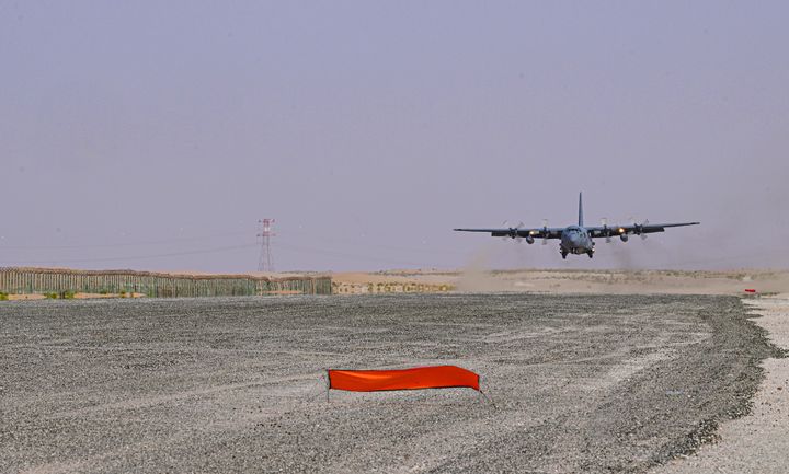 [서울=뉴시스] 공군은 지난 21일부터(현지 시간) UAE 알 다프라 공군기지에서 열리는 '2025 데저트 플래그'에 참가해 화물 투하, 비포장 활주로 착륙 훈련 등을 실시하고 있다. 24일에는 UAE군사훈련협력단(아크부대)과 처음으로 합동고공강하 훈련도 실시했다.사진은 비포장 활주로에 착륙하고 있는 C-130H. (사진=공군 제공) 2025.04.25. photo@newsis.com *재판매 및 DB 금지