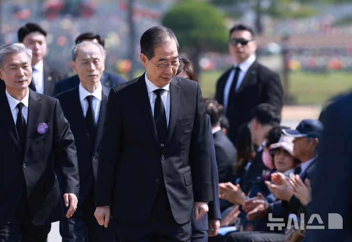 [대전=뉴시스] 고범준 기자 = 한덕수 대통령 권한대행 국무총리가 25일 대전 유성구 국립대전현충원에서 열린 제2회 순직의무군경의 날 기념식에 입장하고 있다. (대통령실통신사진기자단) 2025.04.25. bjko@newsis.com