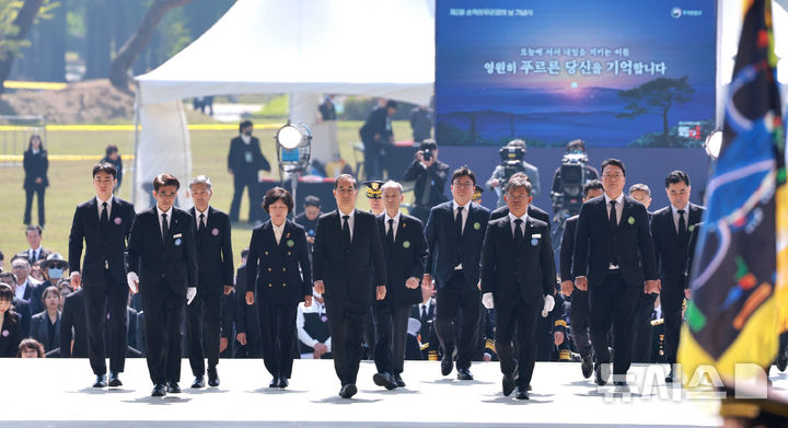 [대전=뉴시스] 고범준 기자 = 한덕수 대통령 권한대행 국무총리가 25일 대전 유성구 국립대전현충원에서 열린 제2회 순직의무군경의 날 기념식에서 참배를 위해 이동하고 있다. (대통령실통신사진기자단) 2025.04.25. bjko@newsis.com