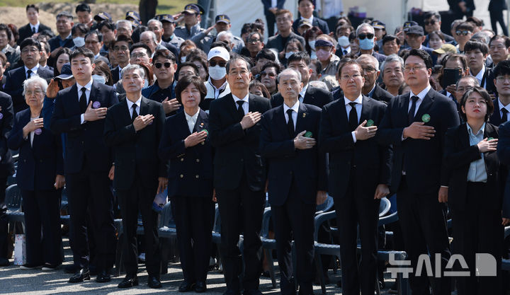 [대전=뉴시스] 고범준 기자 = 한덕수 대통령 권한대행 국무총리가 25일 대전 유성구 국립대전현충원에서 열린 제2회 순직의무군경의 날 기념식에서 참석자들과 국민의례를 하고 있다. 왼쪽 세번째부터 박창용 순직의무군경 유족, 강정애 국가보훈부 장관, 한덕수 대통령 권한대행 국무총리, 전인식 전몰군경유족회 부회장, 권영세 국민의힘 비상대책위원장, 천하람 개혁신당 당대표권한대행, 용혜인 기본소득당 대표. (대통령실통신사진기자단) 2025.04.25. bjko@newsis.com