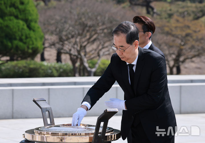 [대전=뉴시스] 고범준 기자 = 한덕수 대통령 권한대행 국무총리가 25일 대전 유성구 국립대전현충원에서 열린 제2회 순직의무군경의 날 기념식에서 분향하고 있다. (대통령실통신사진기자단) 2025.04.25. bjko@newsis.com