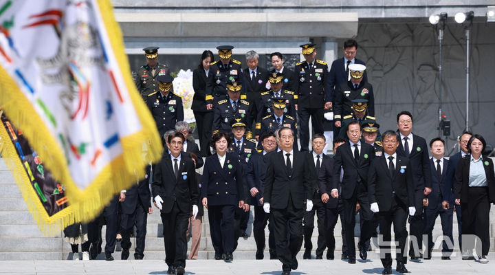 [대전=뉴시스] 고범준 기자 = 한덕수 대통령 권한대행 국무총리가 25일 대전 유성구 국립대전현충원에서 열린 제2회 순직의무군경의 날 기념식에서 참배를 마치고 자리로 이동하고 있다. (대통령실통신사진기자단) 2025.04.25. bjko@newsis.com
