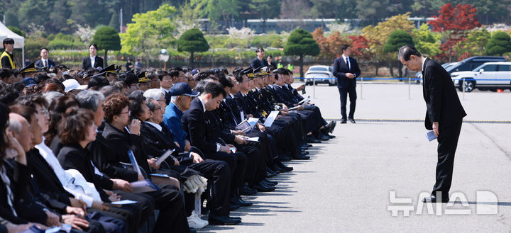 [대전=뉴시스] 고범준 기자 = 한덕수 대통령 권한대행 국무총리가 25일 대전 유성구 국립대전현충원에서 열린 제2회 순직의무군경의 날 기념식에서 기념사를 마치고 인사를 하고 있다. (대통령실통신사진기자단) 2025.04.25. bjko@newsis.com
