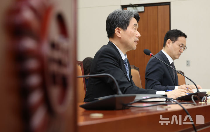 [서울=뉴시스] 권창회 기자 = 이주호 사회부총리 겸 교육부장관이 25일 서울 여의도 국회에서 열린 교육위원회 전체회의에서 의원질의에 답하고 있다. 2025.04.25. kch0523@newsis.com