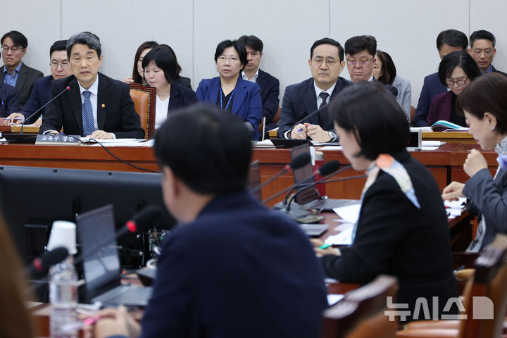 [서울=뉴시스] 권창회 기자 = 이주호 사회부총리 겸 교육부장관이 25일 서울 여의도 국회에서 열린 교육위원회 전체회의에서 의원질의에 답하고 있다. 2025.04.25. kch0523@newsis.com